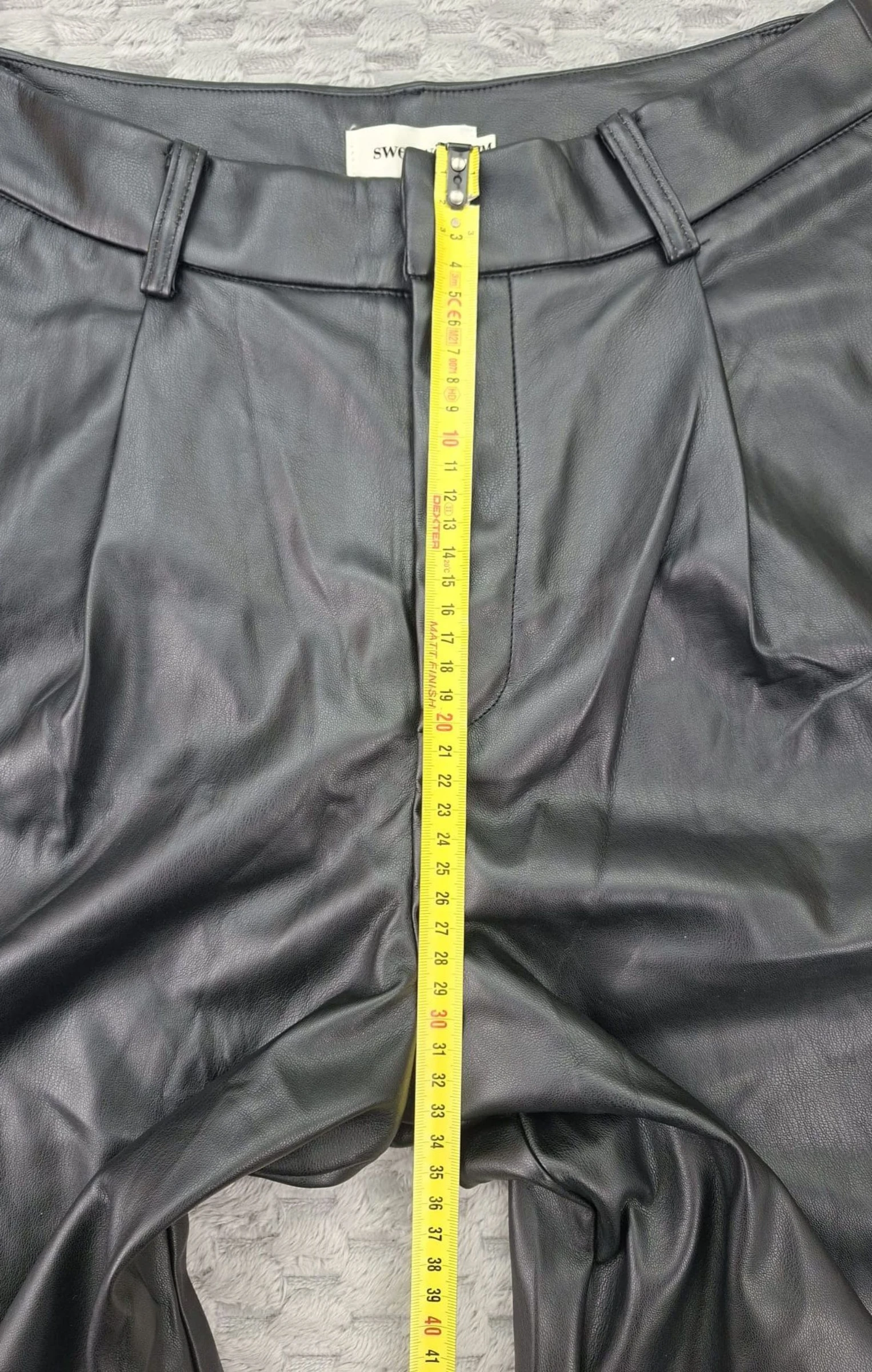 Sweewë Faux Leather Shorts Trousers Black Y2K Retro 2000s Style – photo 7